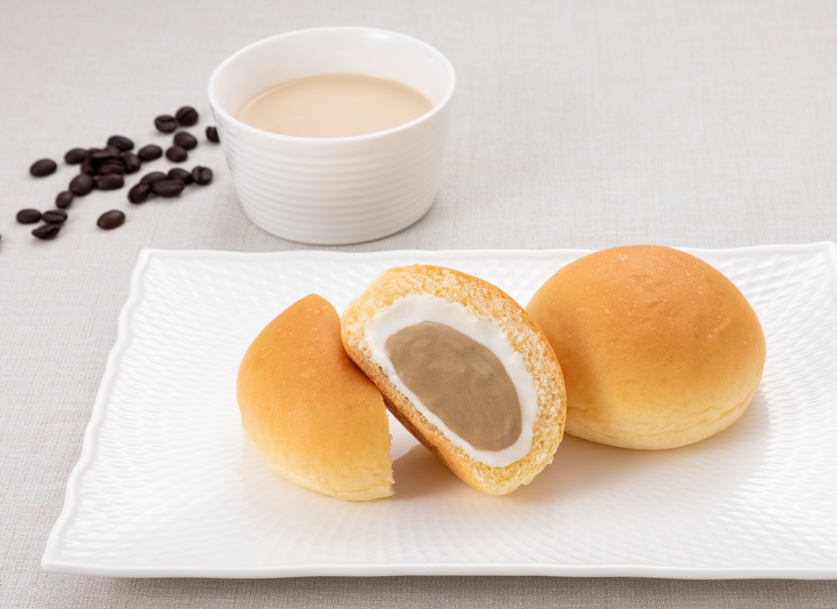 ファミリーマート限定「冷やして食べる とろけるくりーむパン カフェ